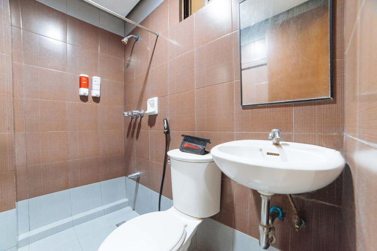 Bathroom 3, RedDoorz near Olongapo Bus Terminal, Olongapo City
