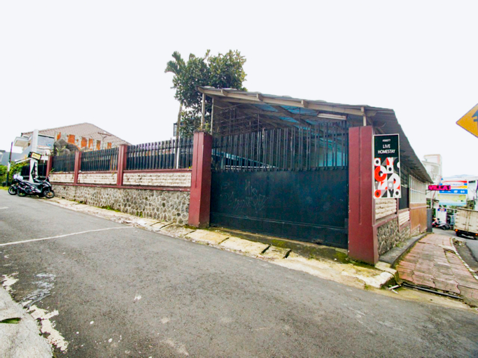 OYO 90077 Live Homestay, Malang
