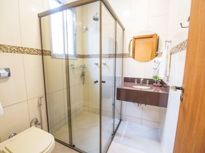 Bathroom 4, Hotel Alles Blau, Pelotas
