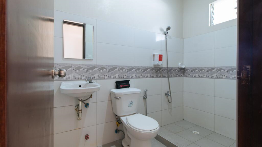 Bathroom 3, RedDoorz @ Golite Washington, Legazpi City