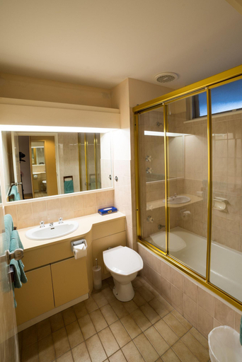 Bathroom 5, Shearwater Resort, Latrobe - Pt A