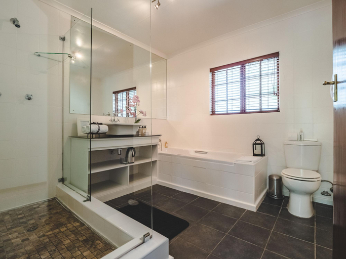 Bathroom 5, Lairds Lodge, Eden
