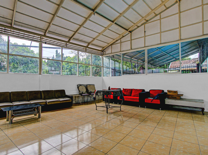 OYO 90077 Live Homestay, Malang