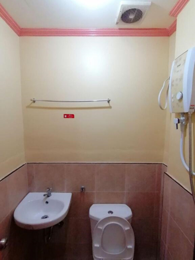 Bathroom 4, RedDoorz near Sm Batangas City, Batangas City