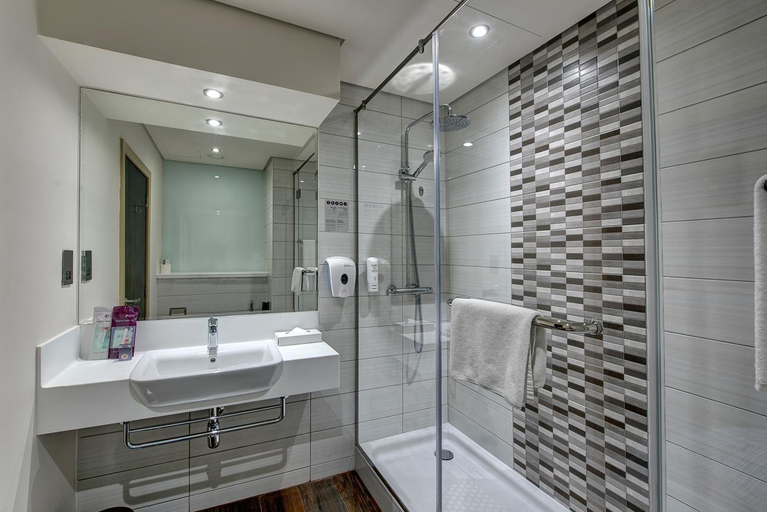 Bathroom 5, Premier Inn Dubai Ibn Battuta Mall, Dubai