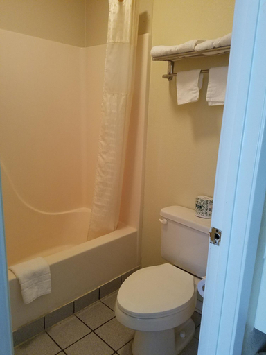 Bathroom 5, Star Inn Biloxi, Harrison