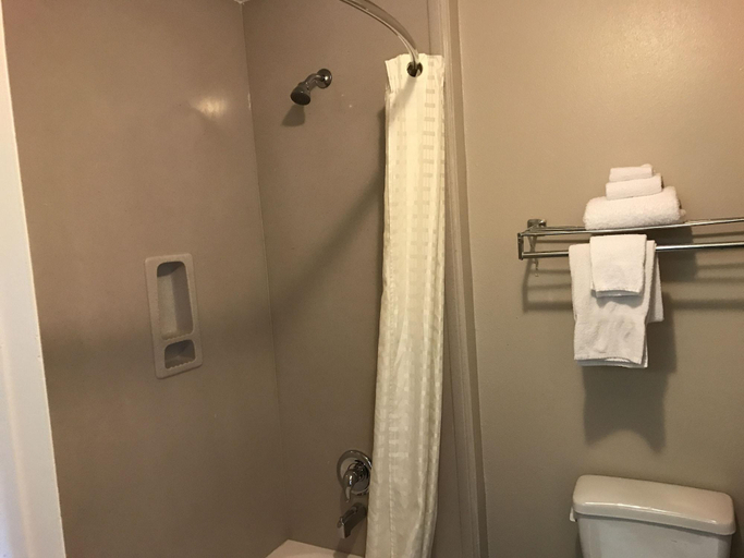 Bathroom 5, Express Inn, Hidalgo
