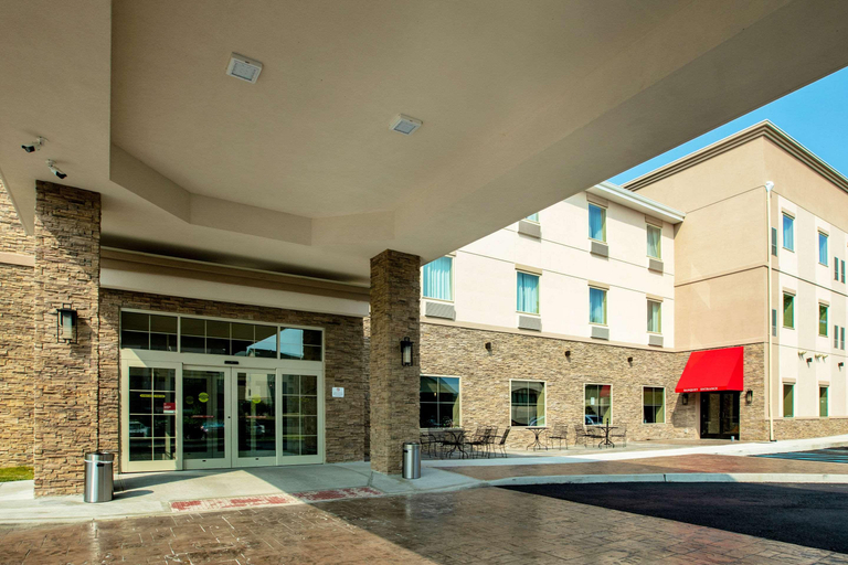 Exterior & Views