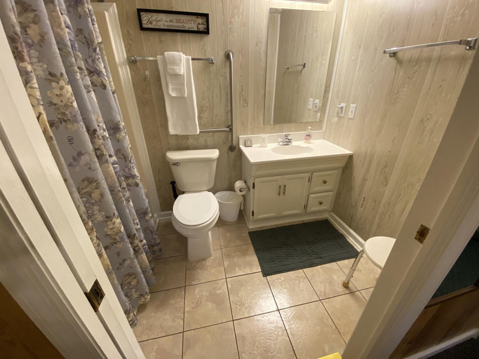 Bathroom 4, The Cascades Inn, Rabun
