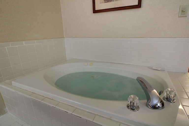 Bathroom 5, Key West Inn - Roanoke, Randolph