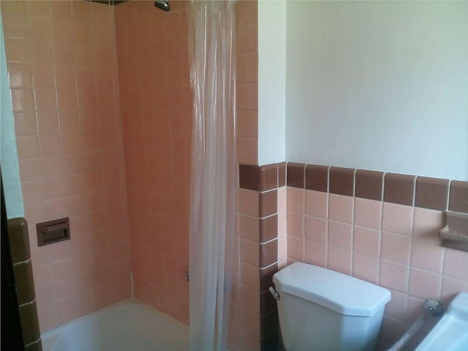 Bathroom 3, Mountaineer Motel, Grant