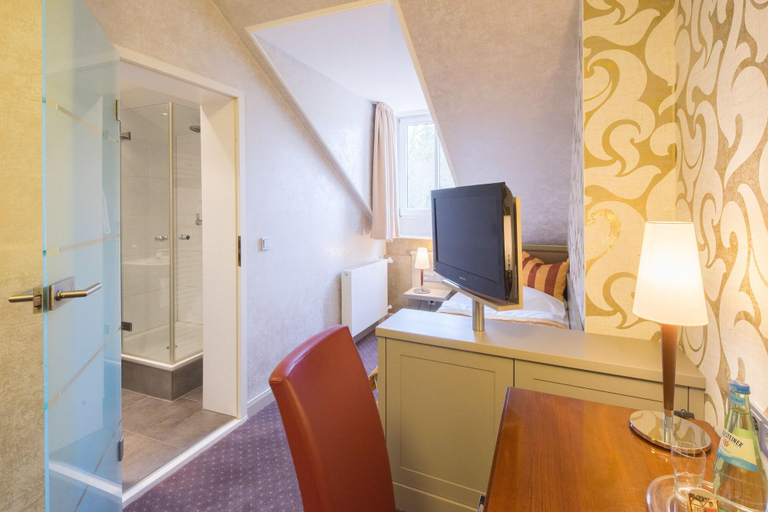 Bathroom 4, Parkhotel Gueldene Berge, Burgenlandkreis