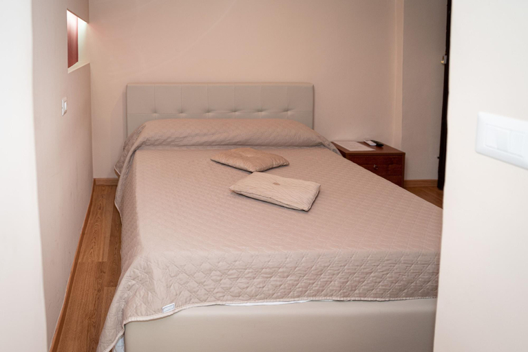 Bedroom 5, L'Antica Caiatia, Caserta