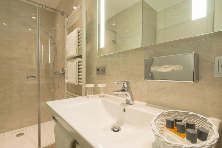 Bathroom 4, Parkhotel Gueldene Berge, Burgenlandkreis
