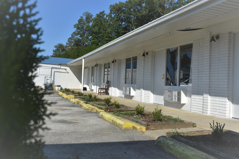 Exterior & Views 2, Royal Inn, Scott
