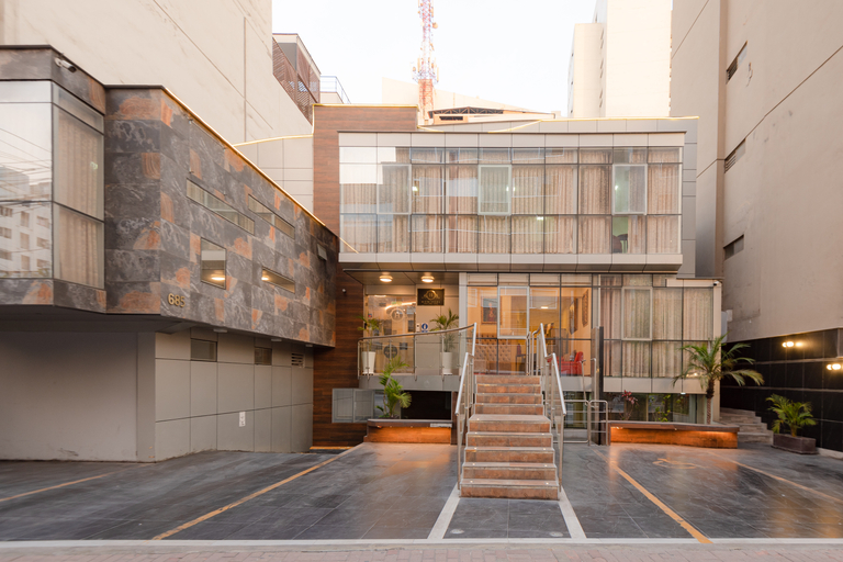 Exterior & Views