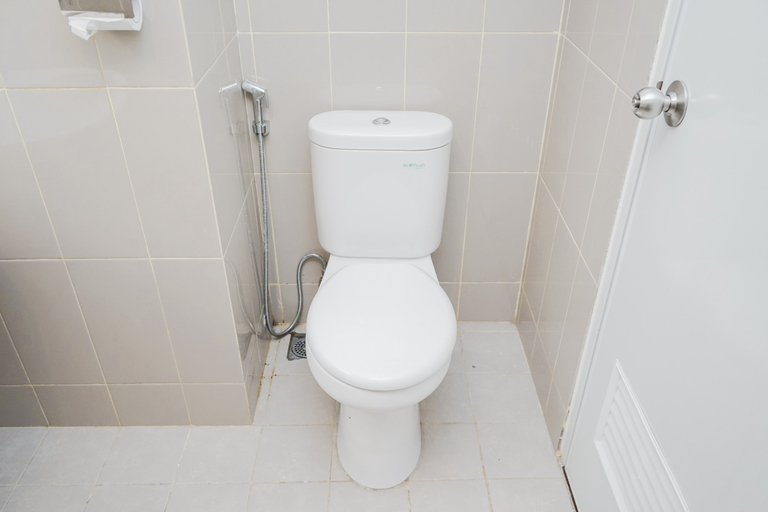 Bathroom 5, Comfortable 2BR Apartment at Bintaro Plaza Residence By Travelio, South Tangerang