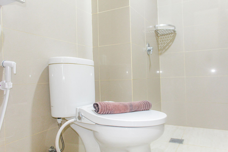 Bathroom 5, Modern Studio Apartment at B Residence By Travelio, South Tangerang