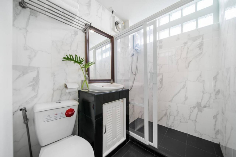 Bathroom 4, Ratchada Point Hotel, Huai Kwang