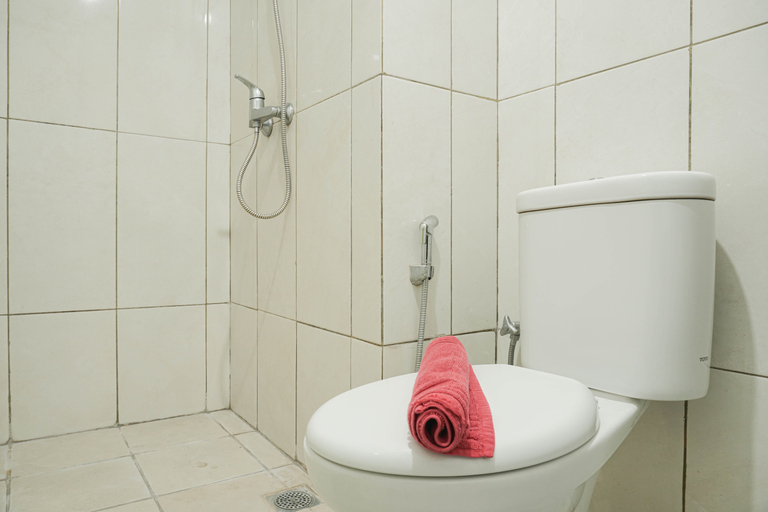 Bathroom 5, Chic and Cozy 2BR The Nest Puri Apartment By Travelio, Tangerang