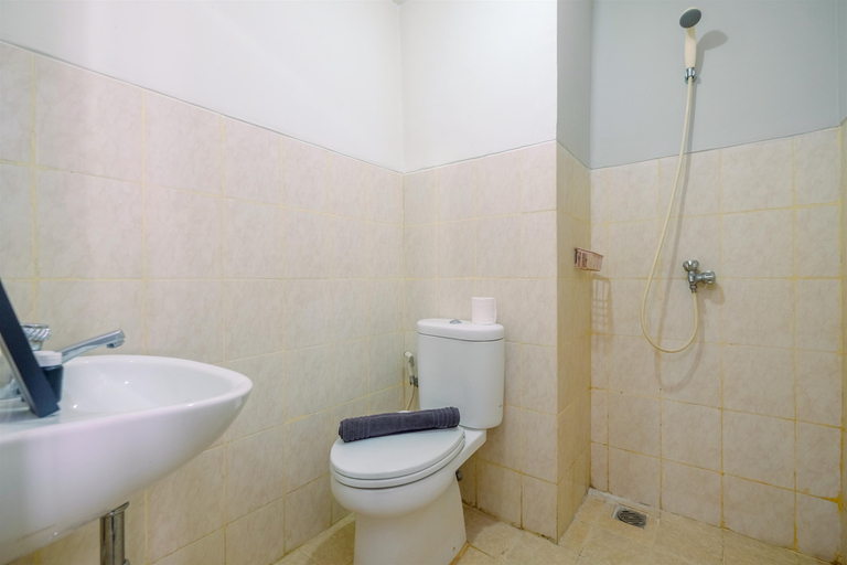 Bathroom 5, Chic and Cozy Studio Park View Condominium Apartment By Travelio, Depok