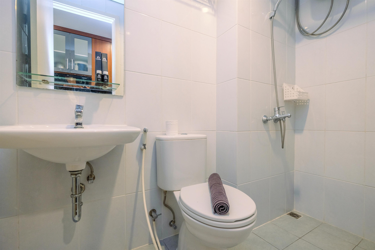 Bathroom 5, Modern and Compact Studio at Patraland Urbano Apartment By Travelio, Bekasi