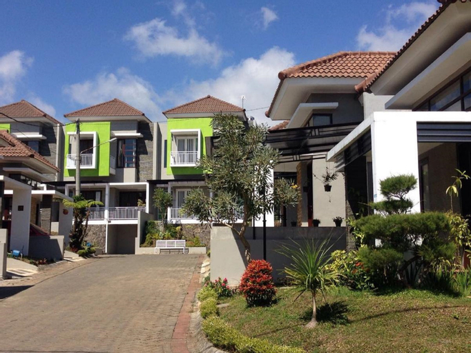 Exterior & Views 3, Tropical Boutique Batu Villa, Near Museum Angkut, Malang