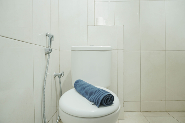 Bathroom 5, Cozy Stay Studio at The Nest Puri Apartment By Travelio, Tangerang