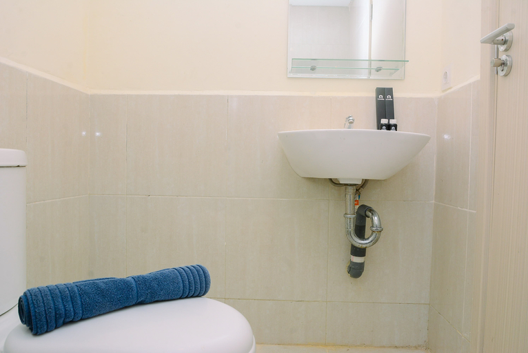 Bathroom 5, Comfortable 2BR at Meikarta Apartment By Travelio, Cikarang