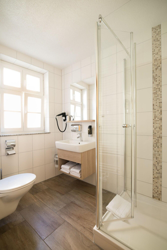 Bathroom 5, Altstadthotel und Restaurant Piazza, Ansbach