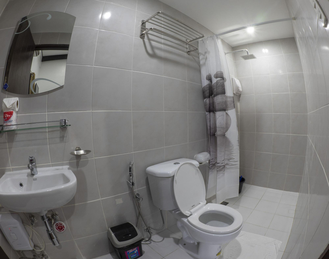 Bathroom 5, Blue Ribbon Dive Resort, Mabini