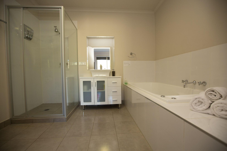 Bathroom 5, De'Vine Escape, Yarra Ranges - North