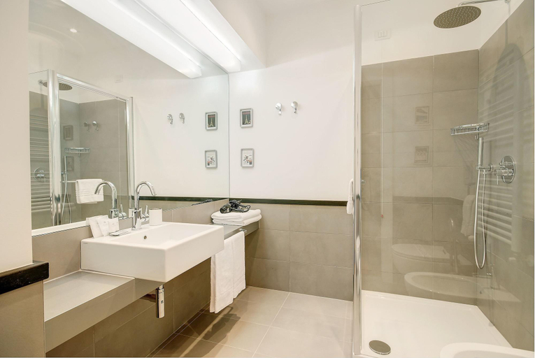 Bathroom 4, Opera Dreams, Roma