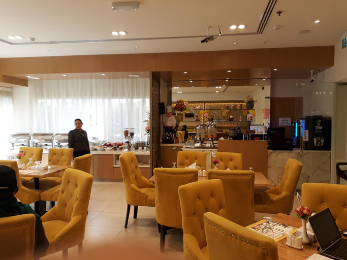 Food & Drinks 4, Royal Falcon Hotel, Dubai