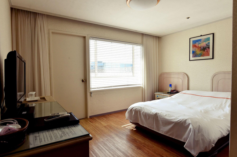 Bedroom 2, jeju honeycrown hotel, Jeju