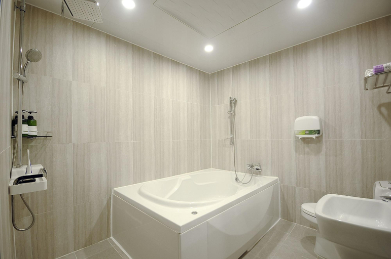 Bathroom 4, Hotel King, Geumjeong