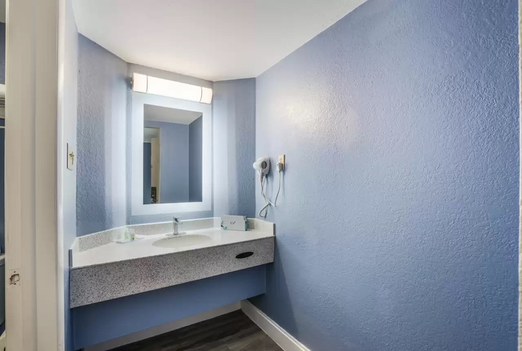 Bathroom 4, Quality Inn Hampton, Hampton