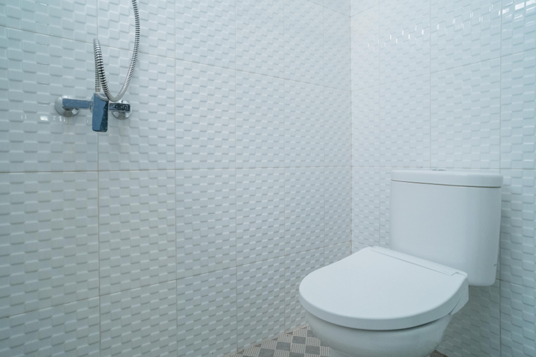 Bathroom 4, RedDoorz near Sindu Kusuma Edupark 3, Sleman