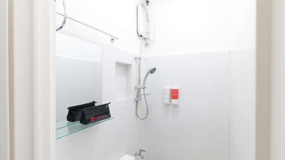 Bathroom 5, RedDoorz near Liceo De Cagayan University Highschool, Cagayan de Oro City