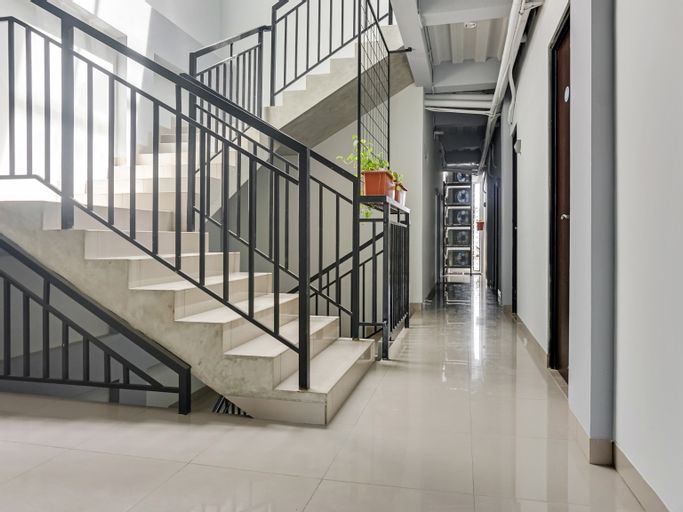 Public Area 5, OYO 93654 Gr Kost Kaladan, Tapin