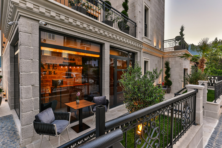 Exterior & Views