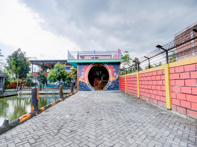 OYO 90303 Cafe & Homestay Kolam Pancing Abah, Malang