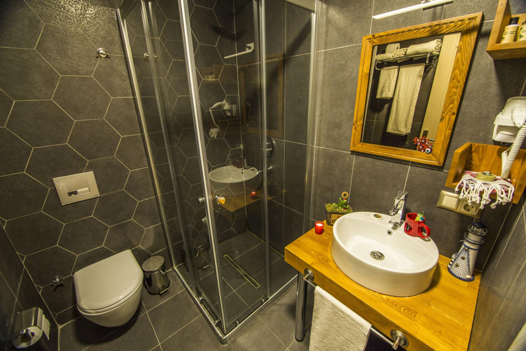 Bathroom 3, Kuzen Otel Adults Only, Kadıköy