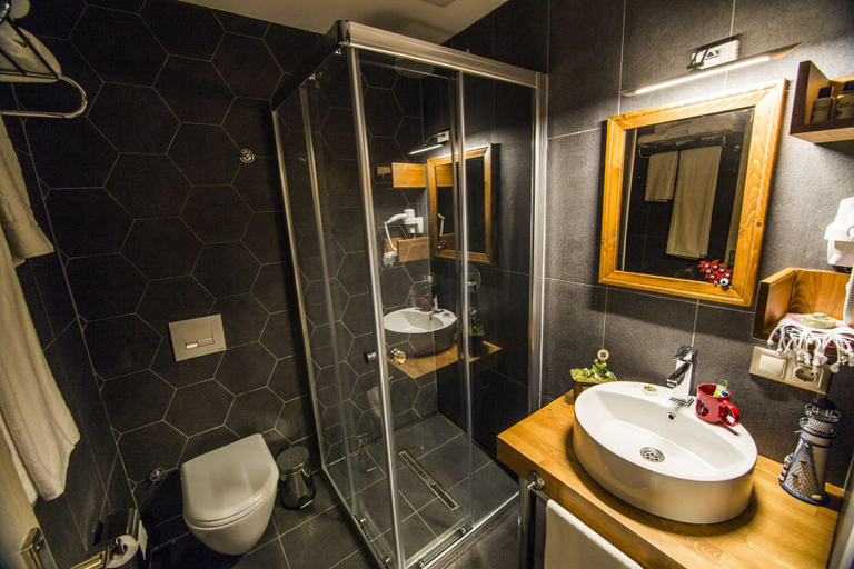 Bathroom 3, Kuzen Otel Adults Only, Kadıköy