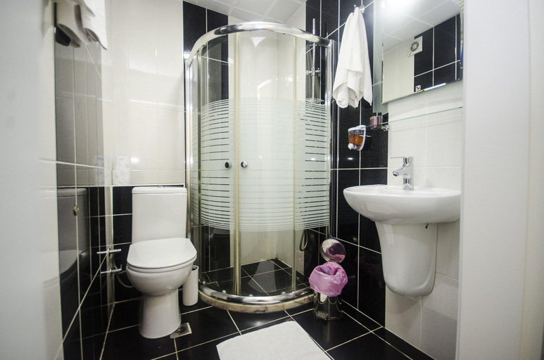 Bathroom 4, Hotel Devman, Beyoğlu