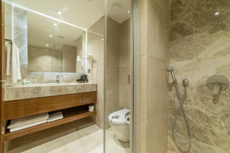 Bathroom 4, Ramada Hotel Suites(Dublicated)), Kuşadası