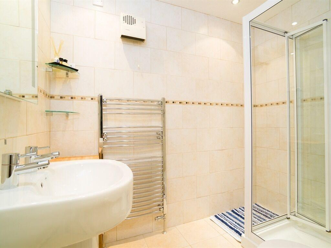 Bathroom 3, Degembris Farmhouse, Cornwall