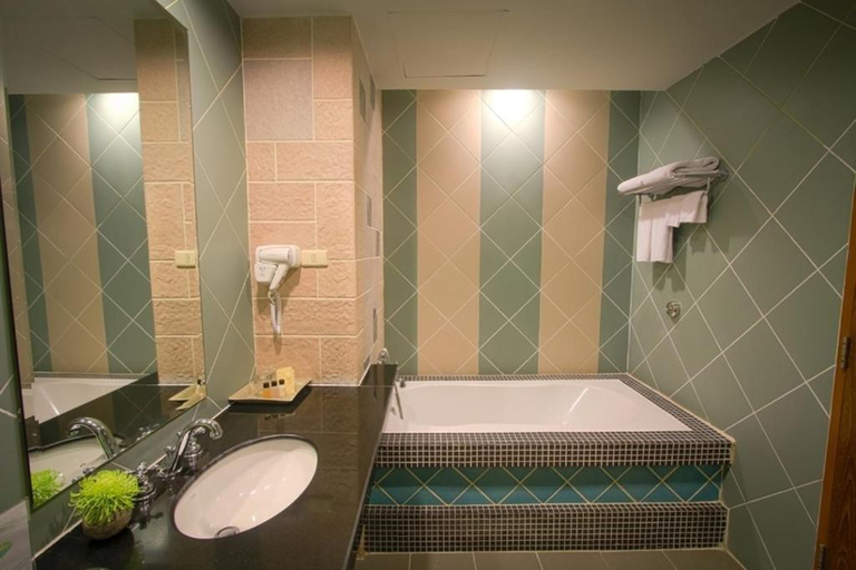 Bathroom 4, Long Beach Garden Hotel and Pavilions, Pattaya