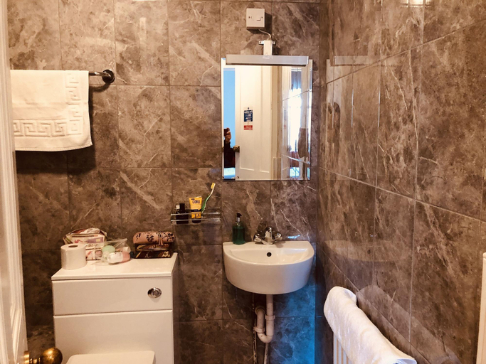Bathroom 4, Allison House 16 Guesthouse, Edinburgh