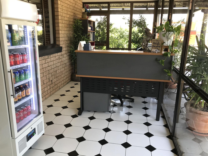 Public Area 2, Mandalay Motel, Roma